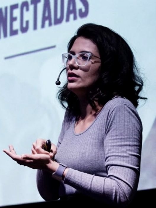 Anna Graboski em palestra, com headset