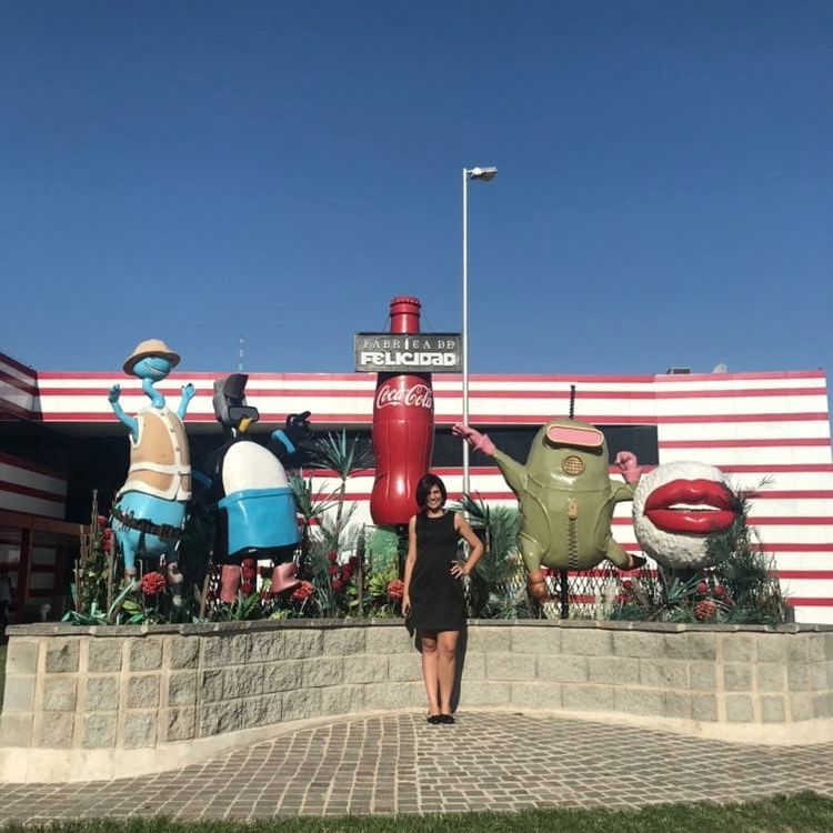 Anna na Fábrica de Felicidad da Coca-Cola, céu azul