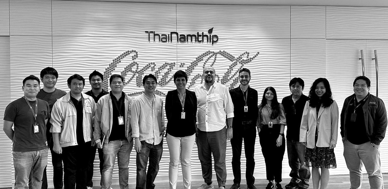 Time em frente ao painel Coca-Cola ThaiNamthip