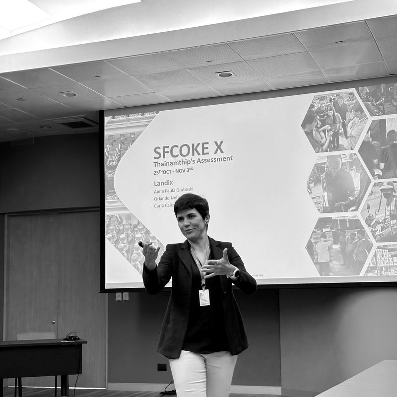 Anna apresentando em sala executiva da Coca-Cola