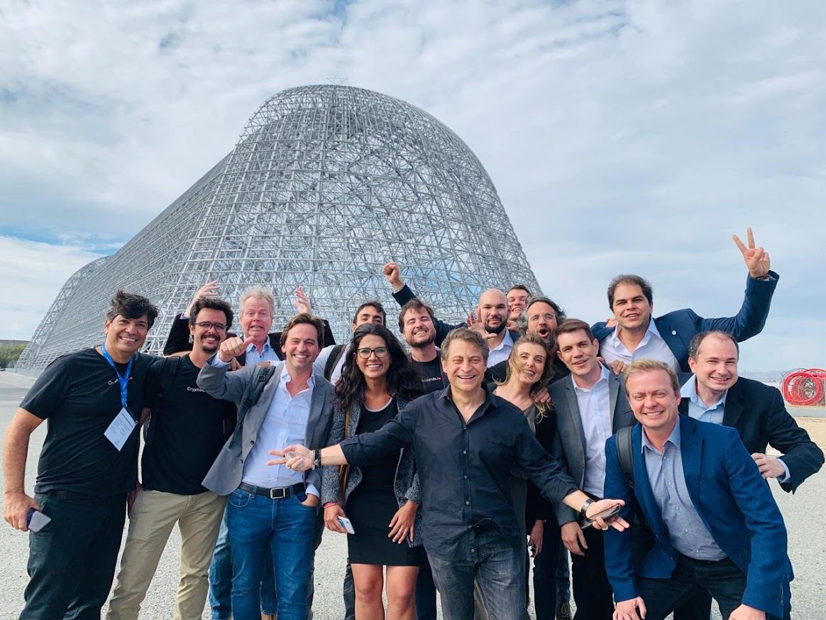 Turma de programa executivo em frente ao Hangar One, NASA Research Park