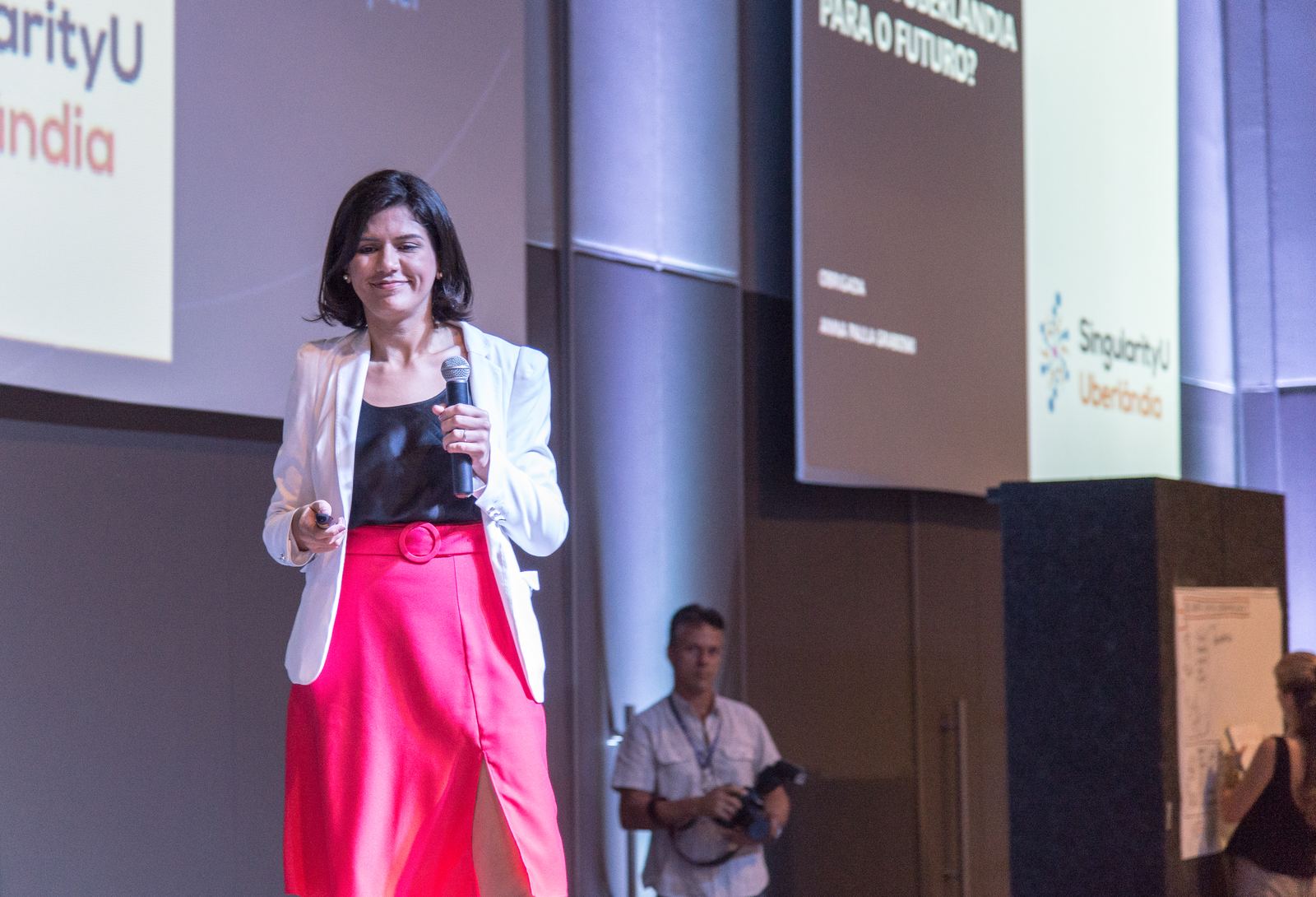 Anna Graboski no palco da SingularityU, telão ao fundo