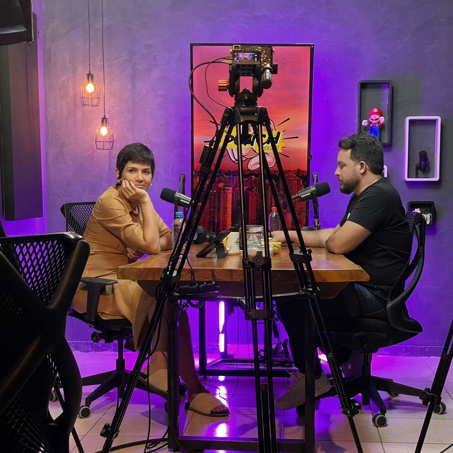 Anna em gravação de podcast