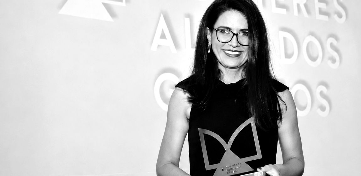 Anna com o troféu Mulheres Além dos Gráficos