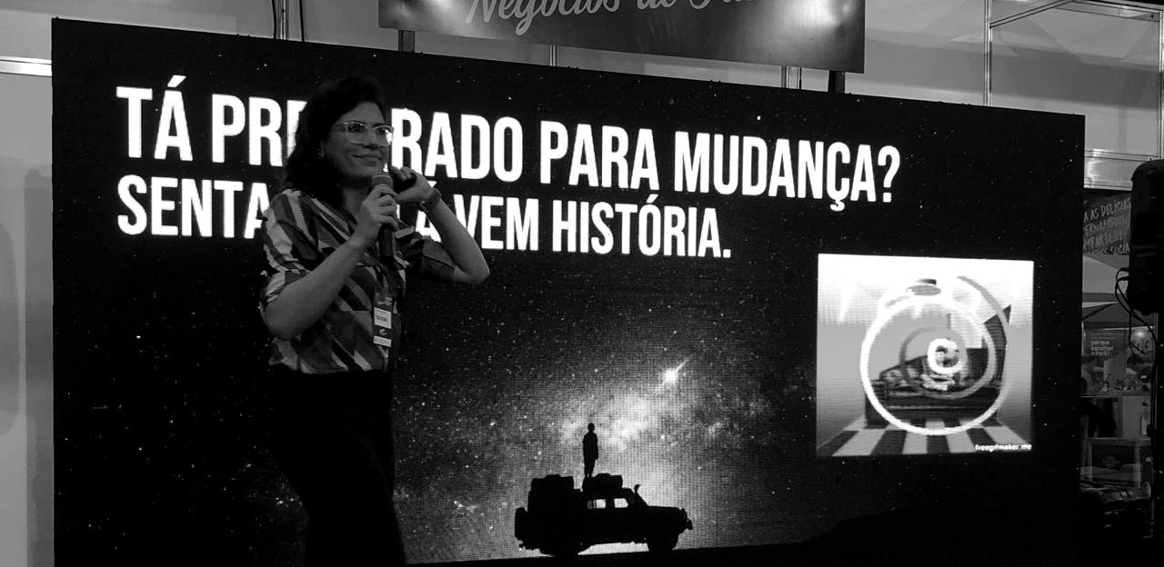 Anna no palco com o telão Tá preparado para mudança