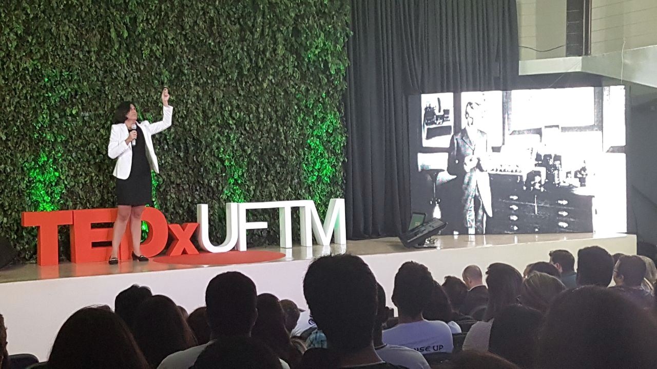 Anna no palco do TEDxUFTM