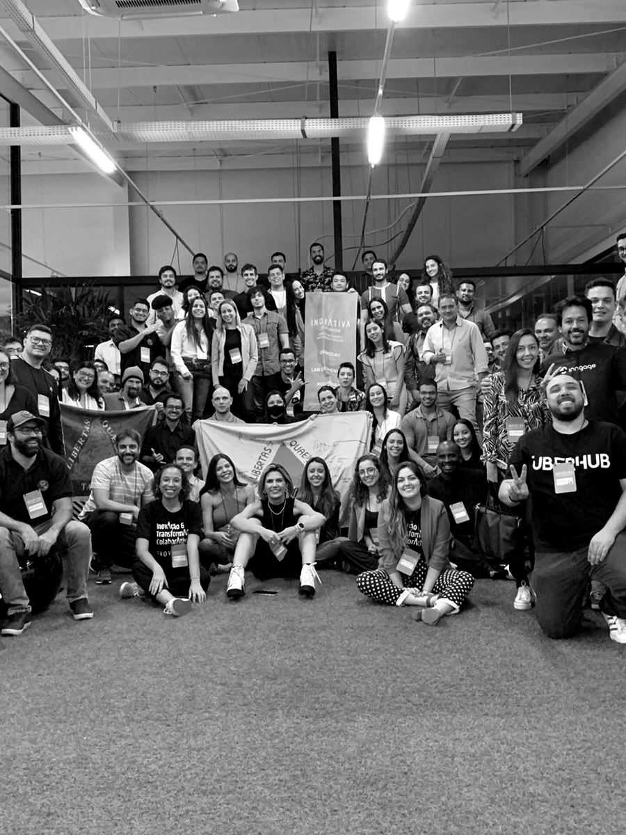 Time de startup reunido em espaço de coworking