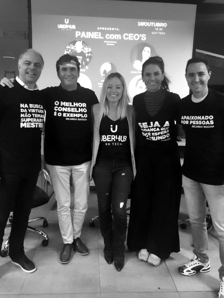 Painel com CEOs em evento de negócios
