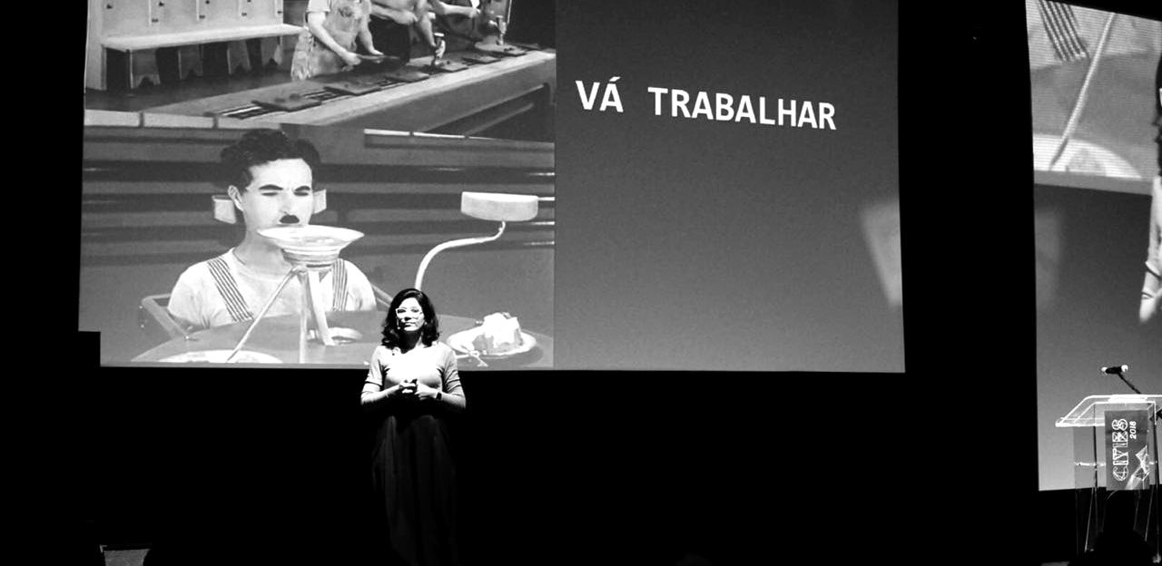 Palco com o telão Vá Trabalhar